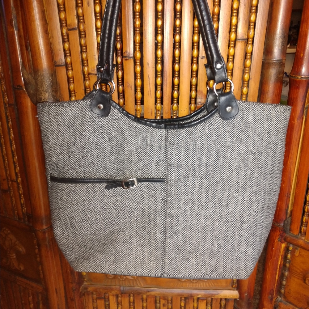 Shoulder purse.
